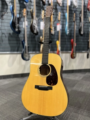 Martin Guitars - D-18 STD 2